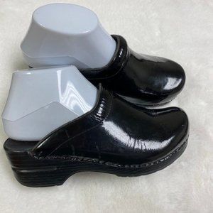Dansko‎ XP 2.0 Black Patent Clogs, EU 36